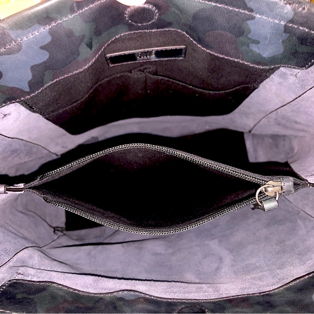 Frye Charlie Simple Tote Navy Camo Leather MSRP $398 -OCEAN CAMO- - Picture 13 of 16